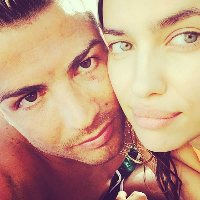 Irina Shayk och Cristiano Ronaldo har lite parmys på stranden. Irina Shayk och Cristiano Ronaldo har lite parmys på stranden.